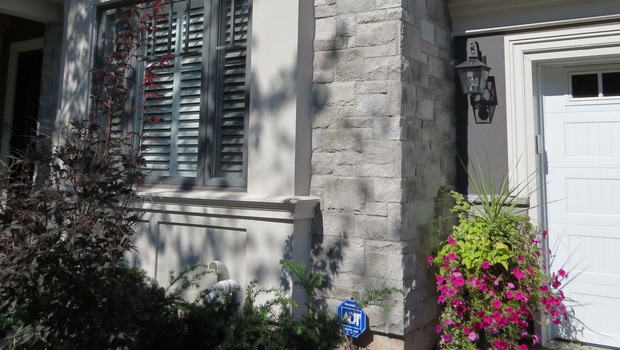 Everything you need to know about stone veneer, stone cladding and manufactured stone.